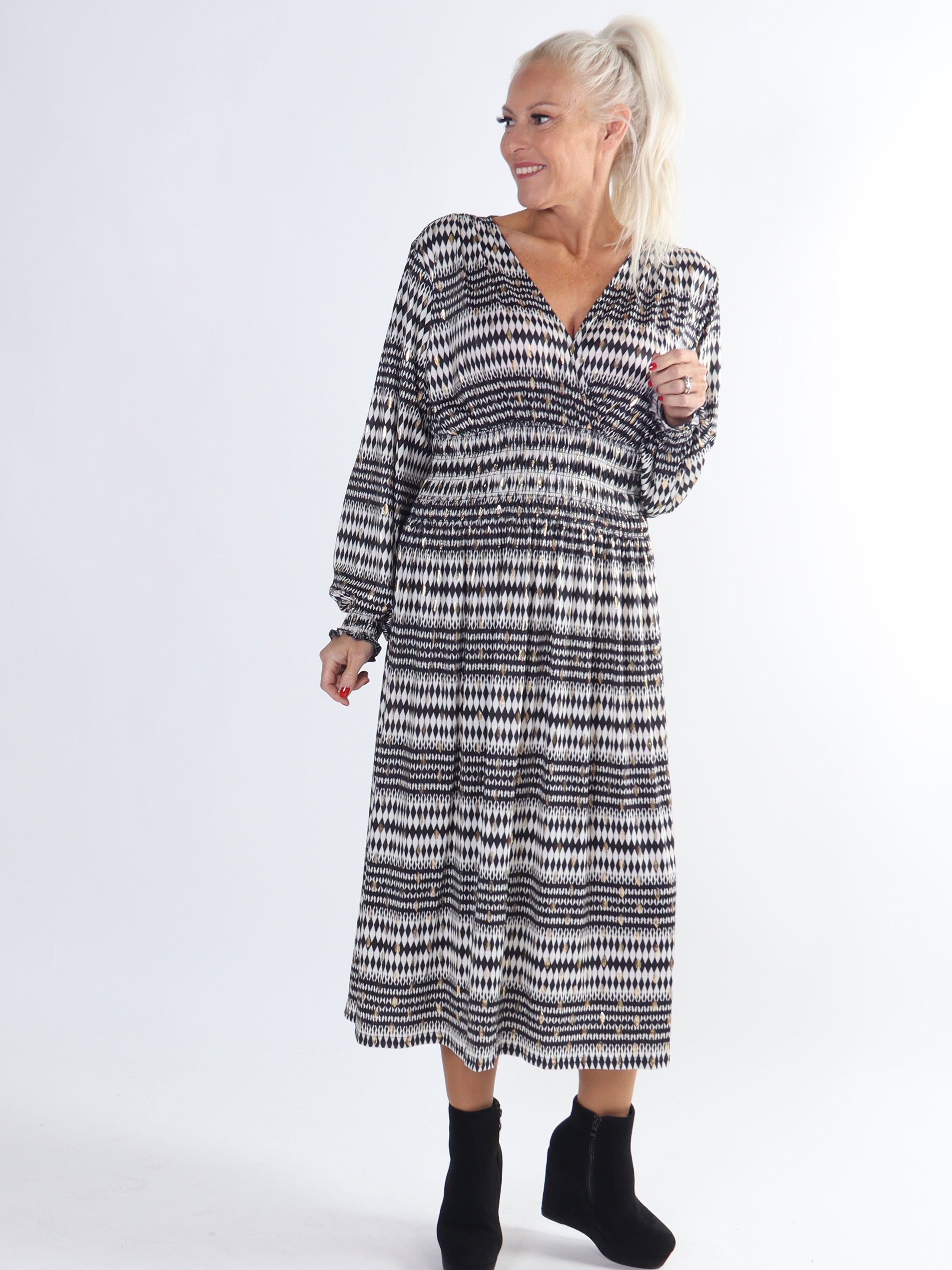 Pams Stripe Midi L/S - Plus size mønstret kjole med gulddetaljer